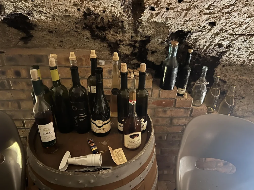 Fľaše vína na sude v pivnici